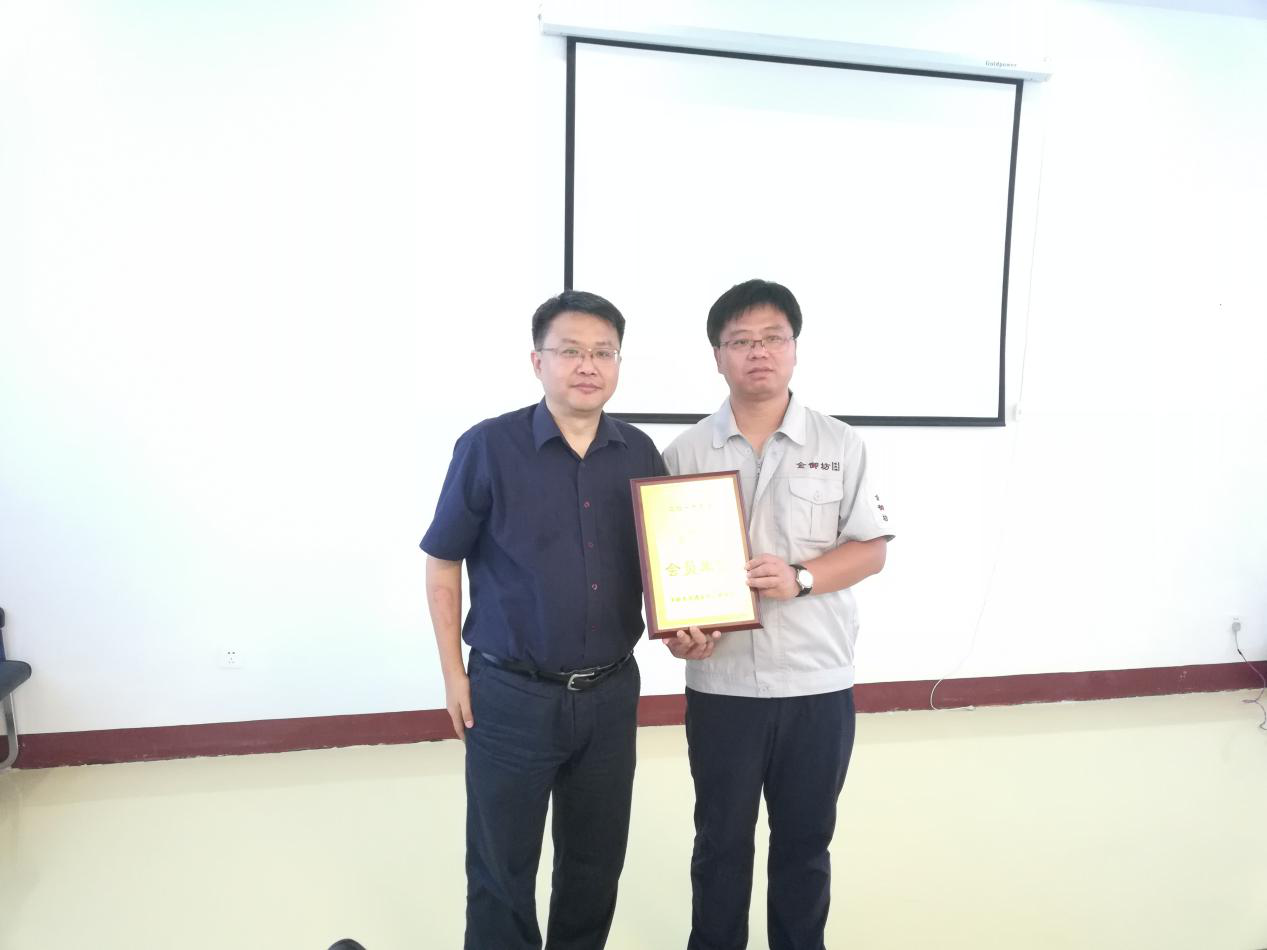 会长孙武虎给会员金御坊总经理康剑授会员牌