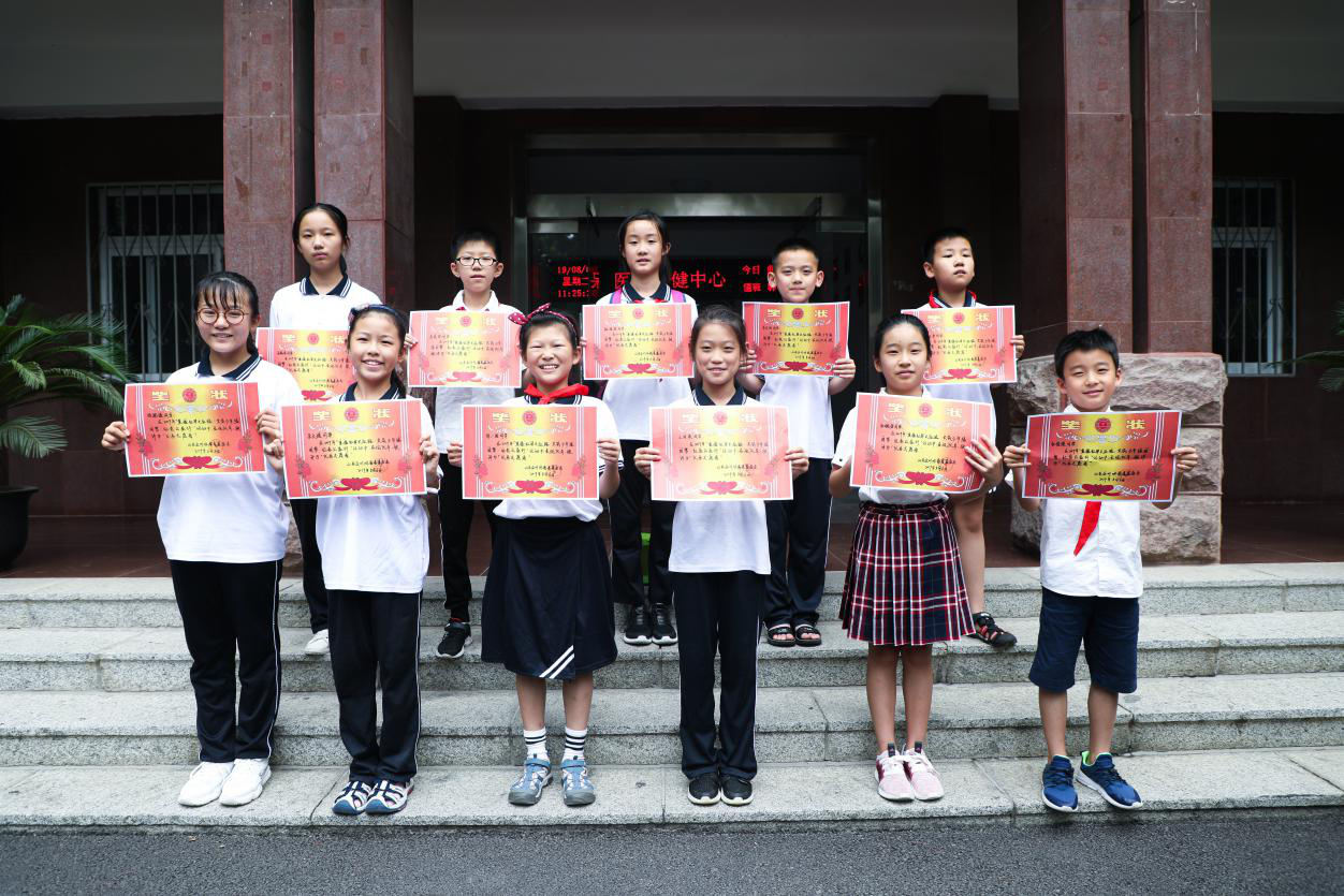 学生代表团合影留念