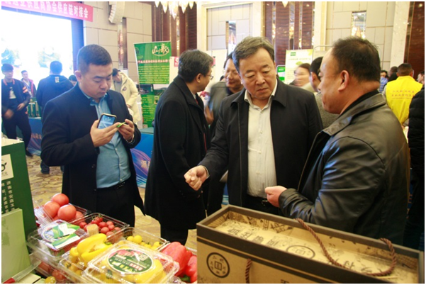 会领导参观展会并与参展人员亲切交流