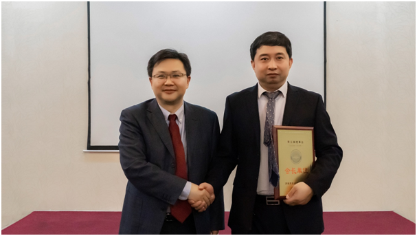 原会长孙武虎与新一任会长韩刚进行了工作交接。