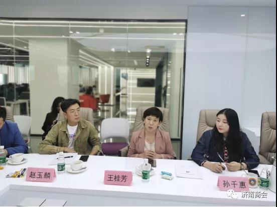 新加入协会的王桂芳总向大家介绍了公司——济南芝麻开花食品有限公司情况