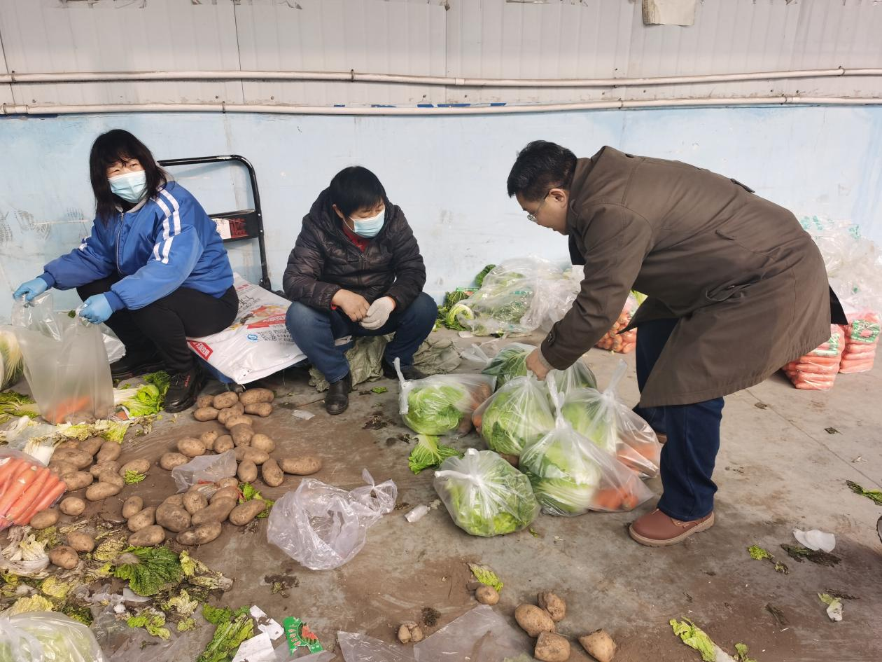 同宏小蓝公司员工寒冷中分拣、装车