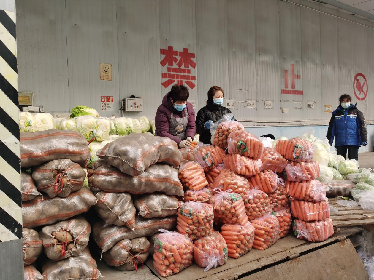 同宏小蓝公司员工寒冷中分拣、装车