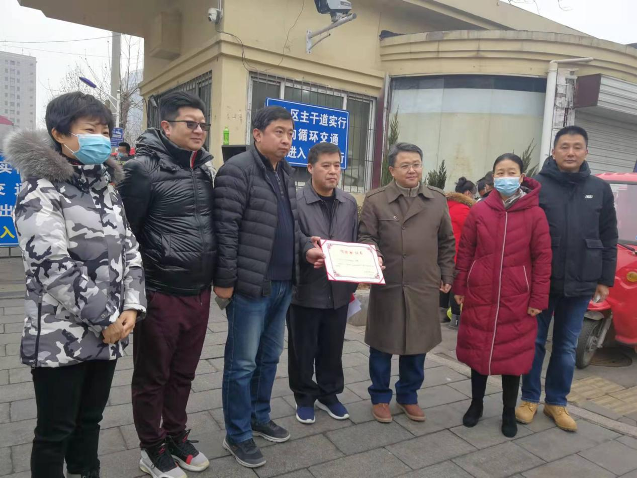 市中区相关部门领导接受蔬菜、馒头、洗手液等物资捐赠