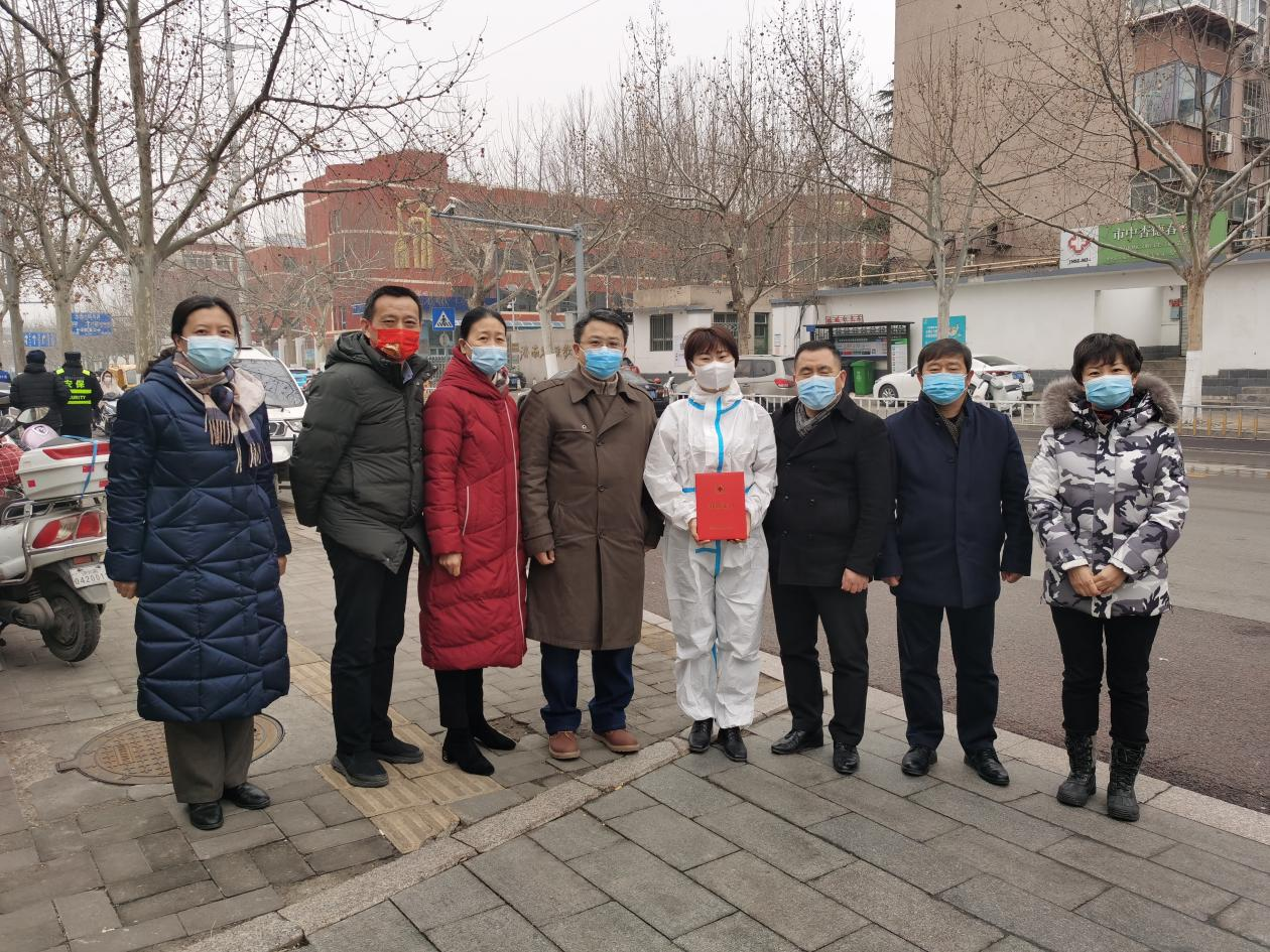 市中区相关部门领导接受蔬菜、馒头、洗手液等物资捐赠
